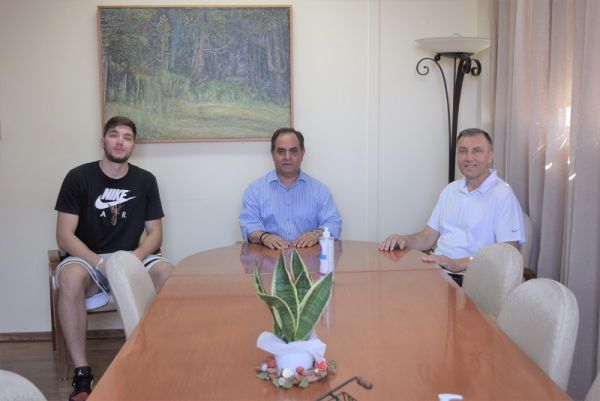Συνάντηση με το νεαρό καλαθοσφαιριστή Θωμά Ζευγαρά είχε ο Δήμαρχος Καρδίτσας Β. Τσιάκος
