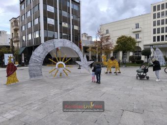 Ξεκίνησε ο στολισμός της Κεντρικής Πλατείας της Καρδίτσας - Εργασίες καθαρισμού και στο σιντριβάνι (+Φωτο +Βίντεο)