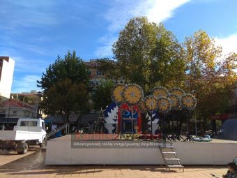 Ολοκληρώνεται η προετοιμασία και ο στολισμός της κεντρικής πλατείας - Την Τετάρτη (4/12) η τελετή έναρξης (+Φώτο +Βίντεο)