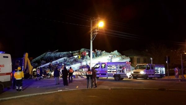Σεισμός Τουρκία: 20 νεκροί και πάνω από 1.000 τραυματίες - Άγνωστος ο συνολικός αριθμός των εγκλωβισμένων