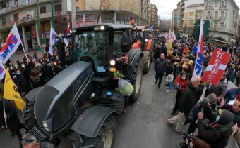 Διαδηλώνουν έξω από το Υπ.Α.Α.Τ. αγρότες και κτηνοτρόφοι