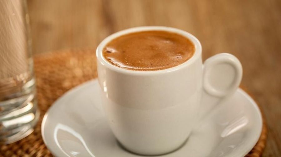 Καφές το πρωί: Γιατί πρέπει να ΜΗΝ τον πίνετε με άδειο στομάχι