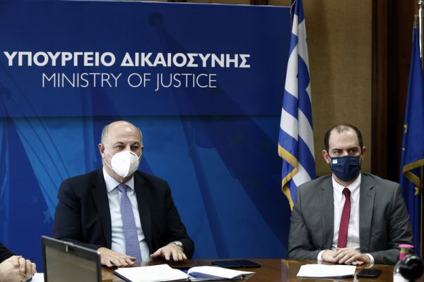 Παρουσιάστηκε το νομοσχέδιο του υπ. Δικαιοσύνης για τις αλλαγές στο Οικογενειακό Δίκαιο που αφορούν στις σχέσεις γονέων-τέκνων