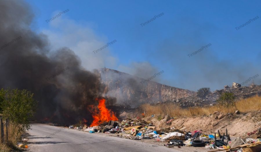 Μεγάλη φωτιά σε χωματερή πίσω από τον καταυλισμό Ρομά στον Τύρναβο