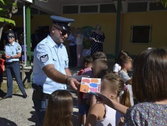 Φυλλάδια μοίρασαν αστυνομικοί στα σχολεία της πρωτοβάθμιας για την ασφαλή μετακίνηση των μαθητών