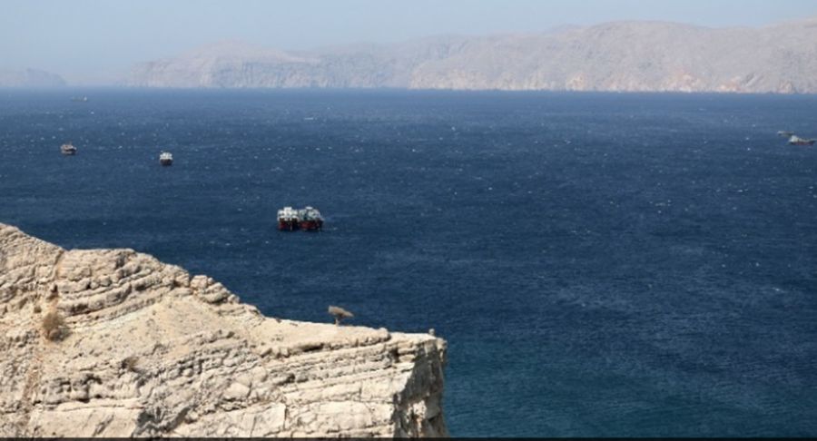 Η Τεχεράνη ανακοινώνει ότι επαναφέρει τον «αυστηρό έλεγχο» των Στενών του Ορμούζ