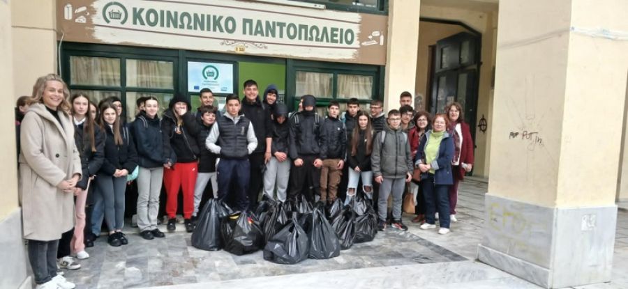 Μαθητές του 3ου Γυμνασίου Καρδίτσας προσέφεραν προϊόντα για το Κοινωνικό Παντοπωλείο