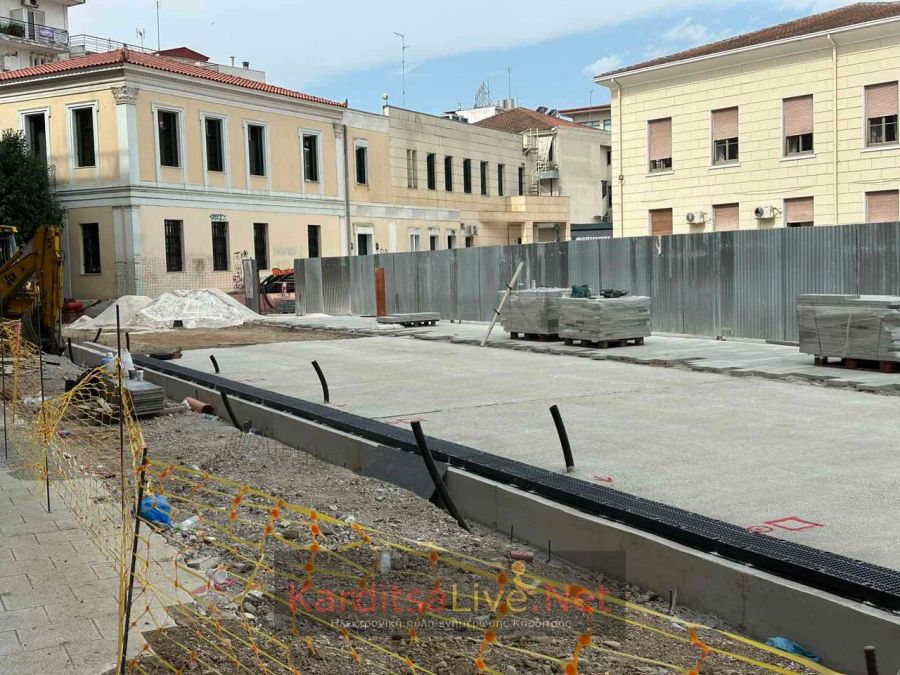 Προχωρά η τσιμεντόστρωση στην πλατεία «Καραολή και Δημητρίου» (Δικαστηρίων) +φωτο