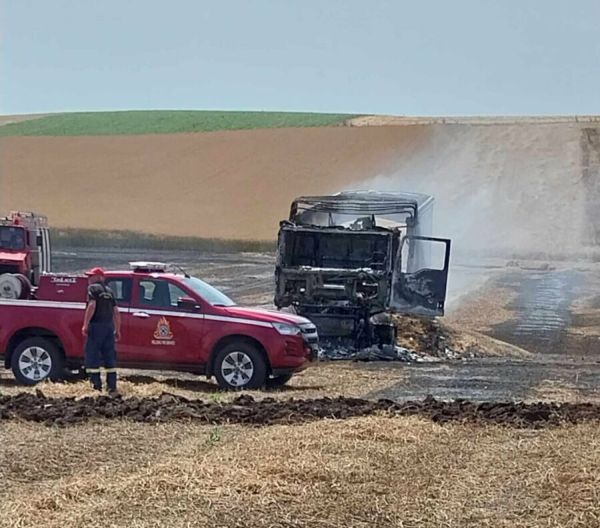 Νίκαια Λάρισας: Φορτηγό τυλίχθηκε στις φλόγες σε αλώνια