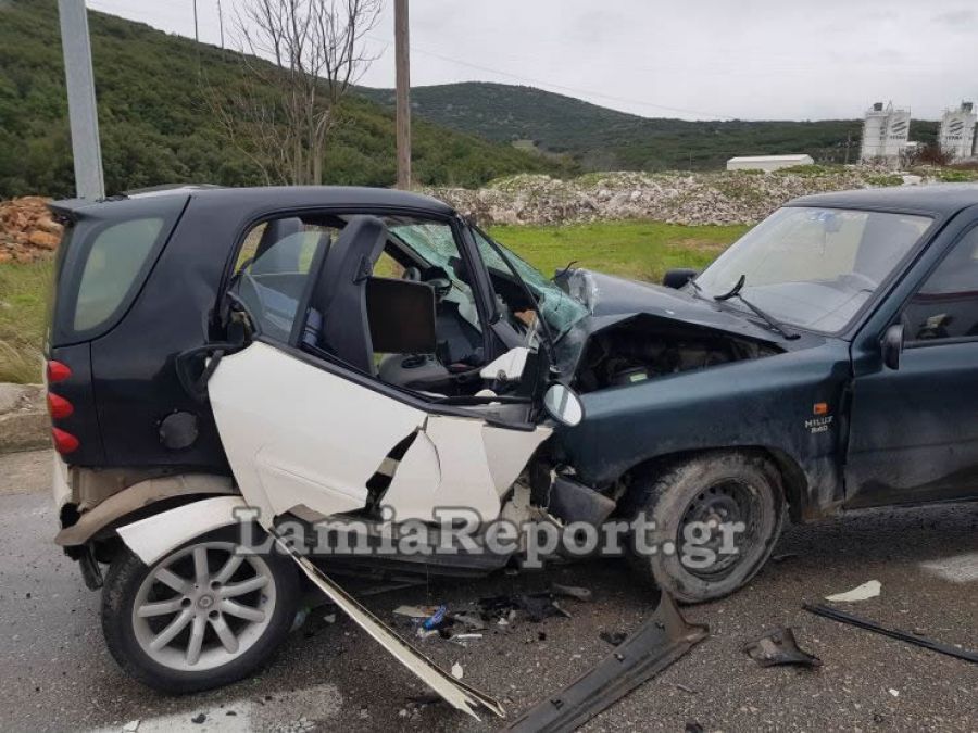 Λαμία: Μετωπική με δυο τραυματίες (+Φώτο)