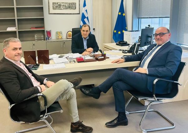 Συνάντηση του Βουλευτή Καρδίτσας της ΝΔ, Τέλη Σπάνια με τον Υφυπουργό Κλιματικής Κρίσης και Πολιτικής Προστασίας, Κ. Κατσαφάδο και τον Γενικό Γραμματέα του Υπουργείου, Π. Καμπούρη