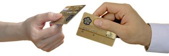 Διατηρείται εφάπαξ το όριο των 50 ευρώ για τις ανέπαφες συναλλαγές με κάρτα και χωρίς pin