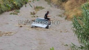 Χείμαρρος παρέσυρε αυτοκίνητο στη Λαμία - Διασώθηκε από την Π.Υ. ο οδηγός (+Βίντεο)