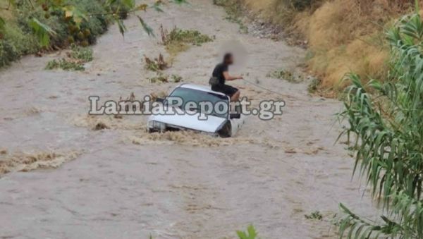 Χείμαρρος παρέσυρε αυτοκίνητο στη Λαμία - Διασώθηκε από την Π.Υ. ο οδηγός (+Βίντεο)