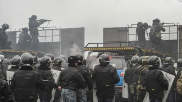 Σε κατάσταση έκτακτης ανάγκης το Καζακστάν: Πυροβολισμοί και συγκρούσεις στο Αλμάτι