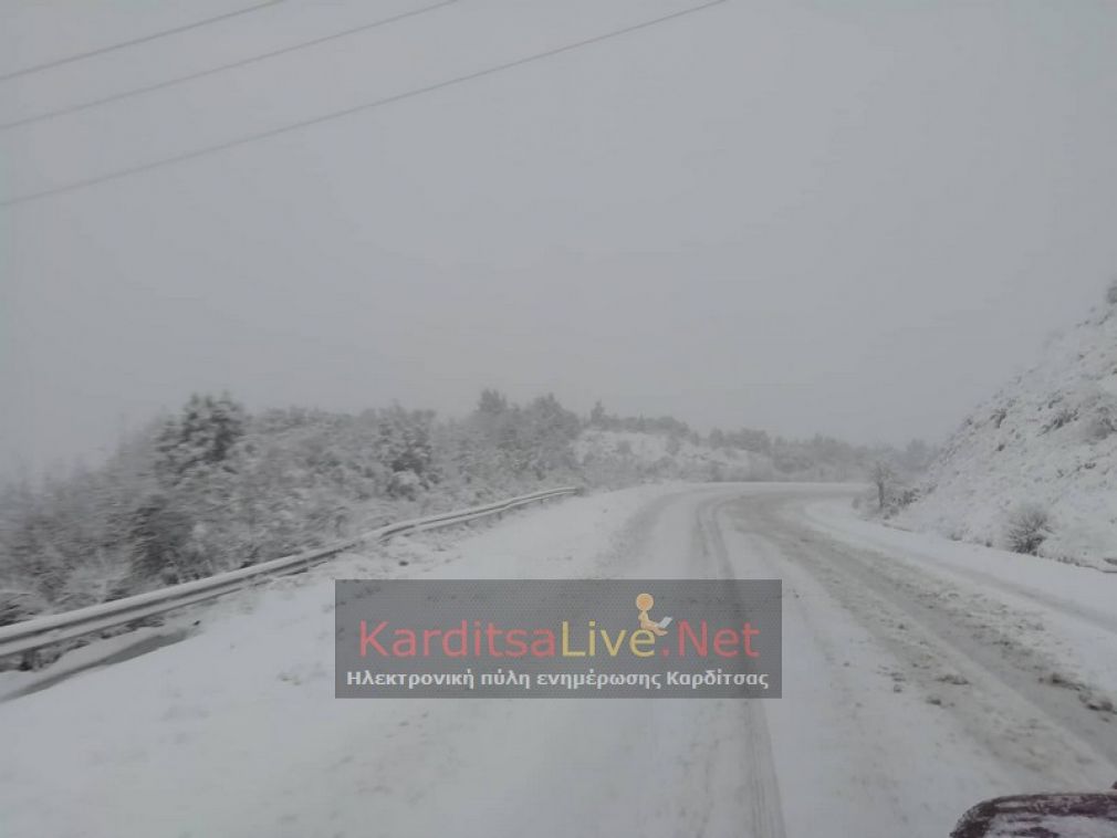 Χιονίζει σε Τρίκαλα, Λάρισα, Λαμία - Μετ' εμποδίων η κίνηση από Καρδίτσα προς Λαμία