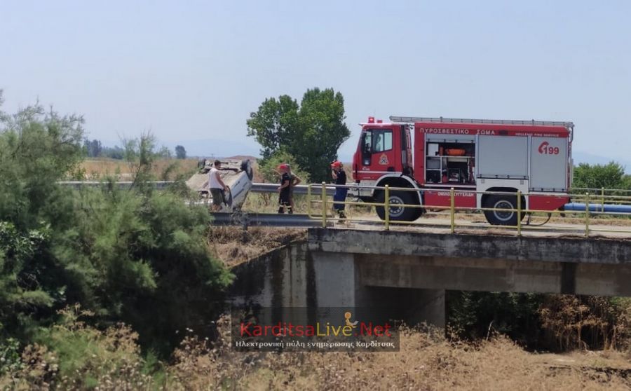 Ανετράπη αυτοκίνητο στο δρόμο Παλαμά για Ιτέα - Δεν τραυματίστηκε ο οδηγός του (+Φώτο)