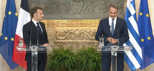 Συνάντηση Μητσοτάκη - Μακρόν: «Μπετόν-αρμέ η δέσμευση της Γαλλίας και της Ελλάδας, να συνδράμει η μία χώρα την άλλη στην περίπτωση που αυτό θα χρειαστεί»