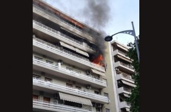Θεσσαλονίκη: Συνελήφθη γιος του ηλικιωμένου που κάηκε στο διαμέρισμα - Κατηγορείται για ανθρωποκτονία