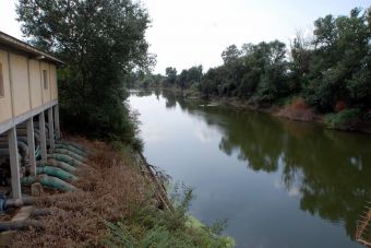 Κατασκευάζονται πρόχειρα φράγματα σε Πηνειό και Ενιπέα για την άρδευση 70.000 στρεμμάτων