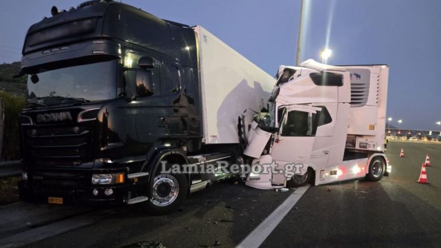 Νταλίκα έπεσε πάνω σε νταλίκα που ήταν σταθμευμένη στα διόδια της Τραγάνας - Τραυματίστηκε ένας οδηγός (+Φωτο)