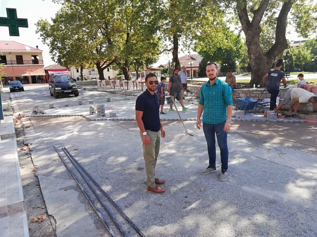Στις εργασίες κατασκευής πεζοδρόμου στην Κρύα Βρύση οι αντιδήμαρχοι Κ. Ξυλομένος και Β. Κουρκούνας