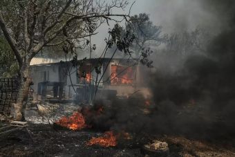 «Κύμα» αλληλεγγύης για τους πυρόπληκτους από τους δήμους της Αττικής