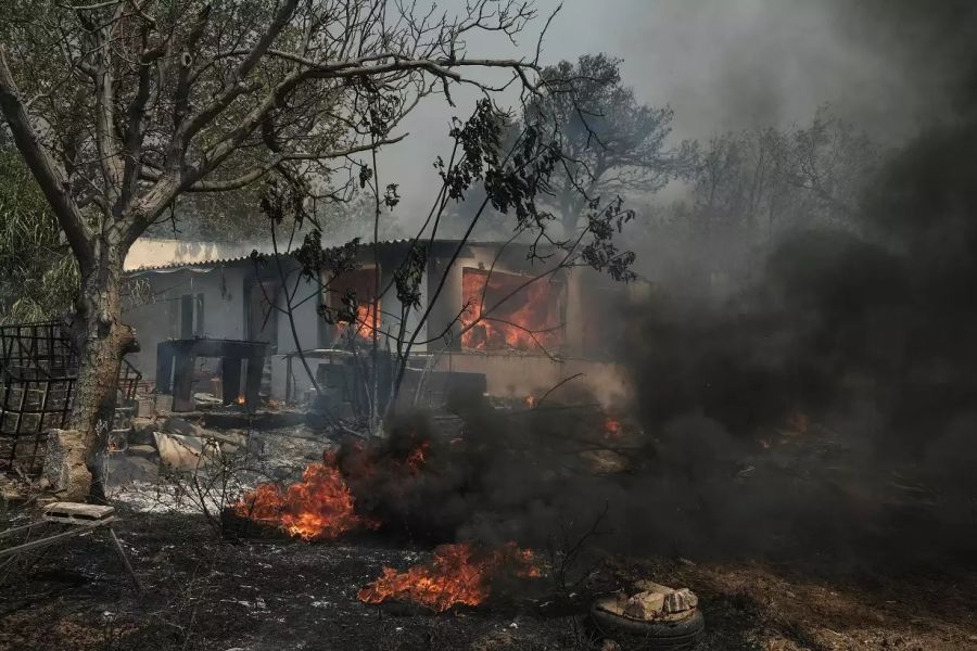 «Κύμα» αλληλεγγύης για τους πυρόπληκτους από τους δήμους της Αττικής