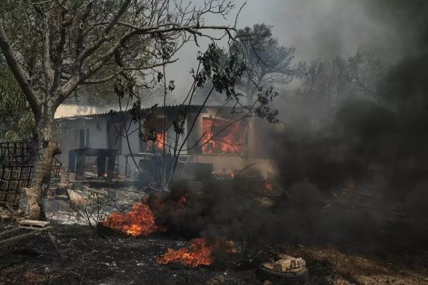 «Κύμα» αλληλεγγύης για τους πυρόπληκτους από τους δήμους της Αττικής