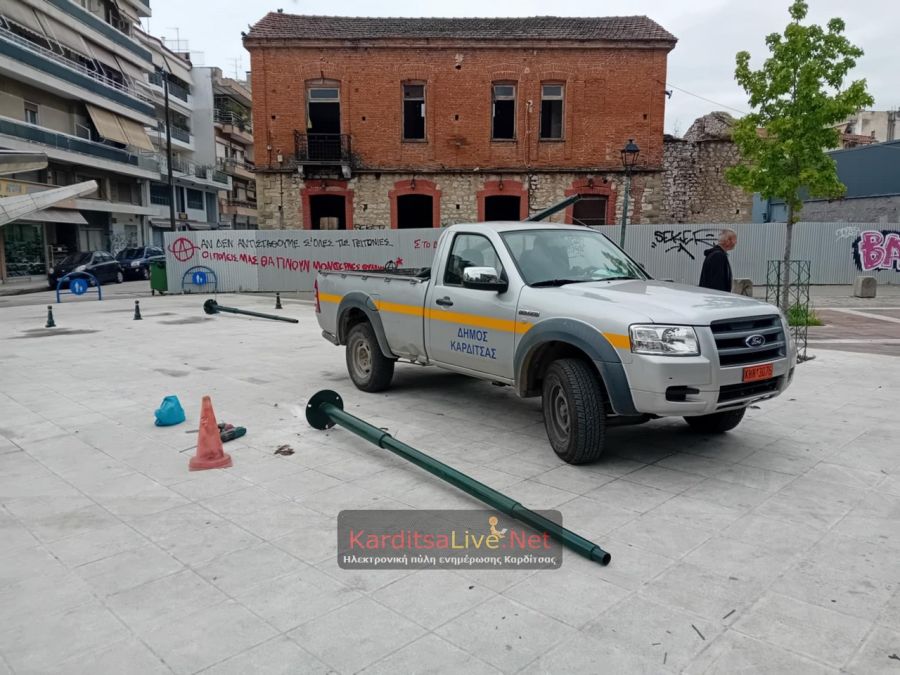 Καρδίτσα: Επανατοποθετούνται φωτιστικά σώματα στην ‘’πλατεία’’ της Δημοτικής Αγοράς (+Φωτο)