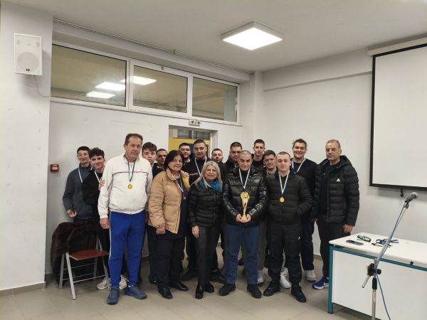 Απονομή μεταλλίων και κυπέλλου στην πρωταθλήτρια ομάδα χειροσφαίρισης του 2ου ΓΕΛ Καρδίτσας