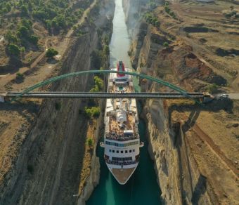 Εντυπωσιακές εικόνες από το πέρασμα "τσίμα- τσίμα" κρουαζιερόπλοιου από τον Ισθμό της Κορίνθου (+Φώτο +Βίντεο)
