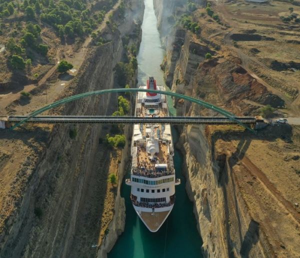 Εντυπωσιακές εικόνες από το πέρασμα "τσίμα- τσίμα" κρουαζιερόπλοιου από τον Ισθμό της Κορίνθου (+Φώτο +Βίντεο)