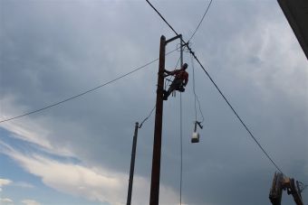 Κοιλάδα Λάρισας: Έπεσε κολόνα ηλεκτρισμού ενώ επάνω βρισκόταν εργαζόμενος!