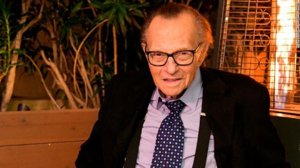 Απεβίωσε από κορονοϊό ο δημοσιογράφος Λάρι Κινγκ