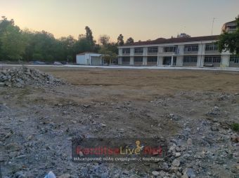 Με αργούς ρυθμούς η αναβάθμιση του Περιβάλλοντος χώρου του Δημαρχείου-Για οχλήσεις στον εργολάβο μίλησε ο αρμόδιος αντιδήμαρχος