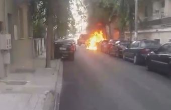 Στάχτη έγινε αυτοκίνητο στο κέντρο της Λάρισας