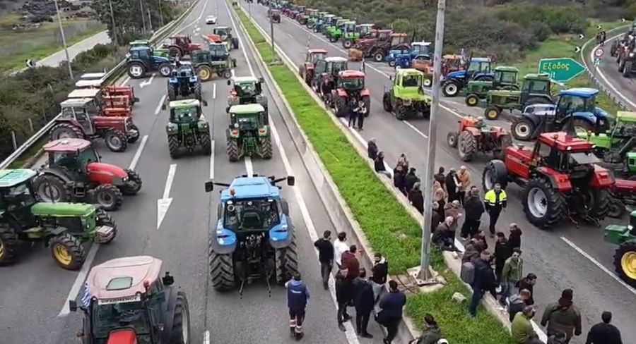 Γεμίζει αγροτικά "μπλόκα" η Εθνική Οδός Αθηνών - Λαμίας