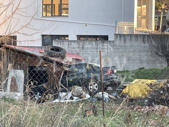 Καλαμπάκα: Αυτοκίνητο έφυγε εκτός δρόμου και "καρφώθηκε" σε αποθήκη (+Φωτο)