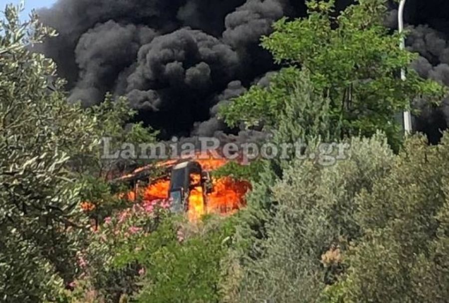 Τουριστικό λεωφορείο παραδόθηκε στις φλόγες στο ύψος της Στυλίδας (+Φωτο +Βίντεο)
