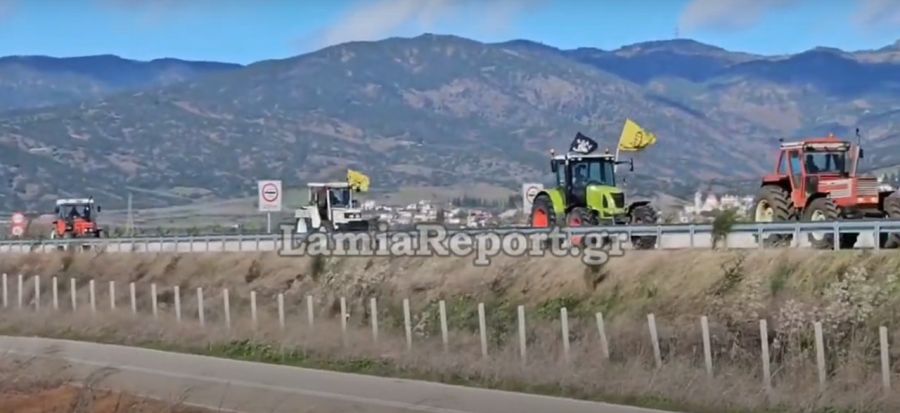 Λαμία: «Μπλόκαραν» όλους τους δρόμους οι αγρότες στον κόμβο του Μπράλου και έκοψαν την Ελλάδα στα δύο