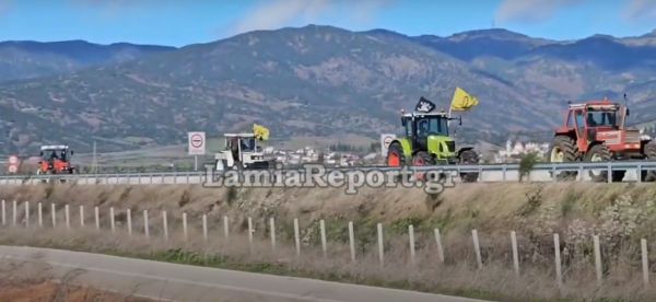 Λαμία: «Μπλόκαραν» όλους τους δρόμους οι αγρότες στον κόμβο του Μπράλου και έκοψαν την Ελλάδα στα δύο