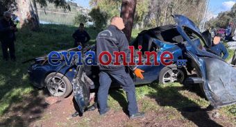 Χαλκίδα: Σφοδρή πρόσκρουση αυτοκινήτου πάνω σε δέντρο - Δύο νεαροί άνδρες νεκροί (+Φωτο)