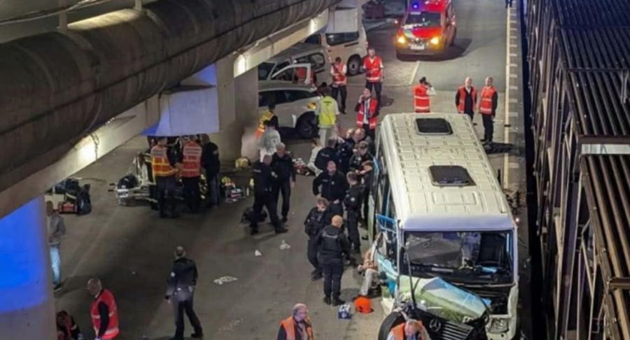 Γαλλία: Σύγκρουση λεωφορείου με εμπορευματική αμαξοστοιχία στη σήραγγα της Μάγχης – 19 τραυματίες(+Φώτο)