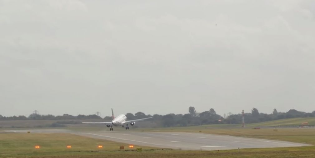 Εντυπωσιακό βίντεο από αποτυχημένη προσγείωση λόγω ισχυρών ανέμων Airbus