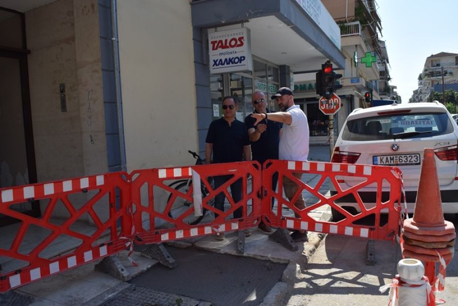 Καρδίτσα: Αυτοψία Τσιάκου στα έργα διαπλάτυνσης και ανακατασκευής πεζοδρομίων επί της οδού Κουμουνδούρου