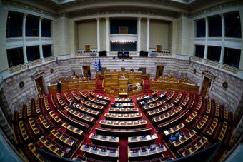 Βουλή των Ελλήνων: 175 τα "Ναι" και όχι 176 στο νομοσχέδιο για την ισότητα στον πολιτικό γάμο