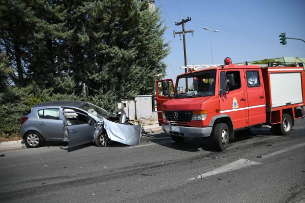 Λάρισα: Δύο τραυματίες μετά από σφοδρή σύγκρουση οχημάτων (+Φωτο)