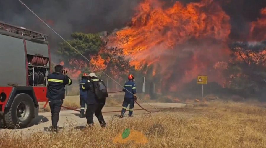 Ένας νεκρός, 15 απεγκλωβισμοί από την ΕΛΑΣ και 5 από την Πυροσβεστική - Νέο μήνυμα του 112 για απομάκρυνση από τις περιοχές Φέριζα Κερατέας και Όλυμπος