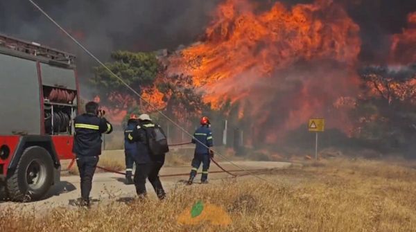 Ένας νεκρός, 15 απεγκλωβισμοί από την ΕΛΑΣ και 5 από την Πυροσβεστική - Νέο μήνυμα του 112 για απομάκρυνση από τις περιοχές Φέριζα Κερατέας και Όλυμπος